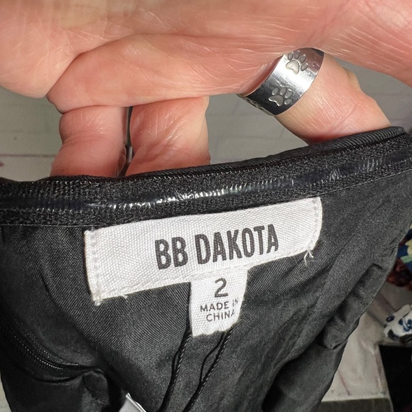 🖤NWT🤩 |•BB DAKOTA•| Darling Black Romper V-neck Halter Size 2 - Picture 4 of 6